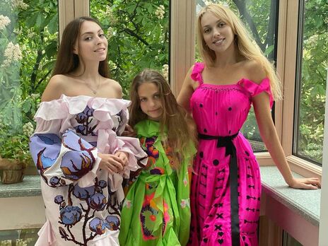 Полякова с дочерями выбрала платья-вышиванки от дизайнера Магдыч