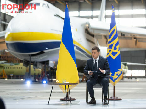 Самолеты, журналисты и президент. Зеленский провел большую пресс-конференцию на авиазаводе. Фоторепортаж