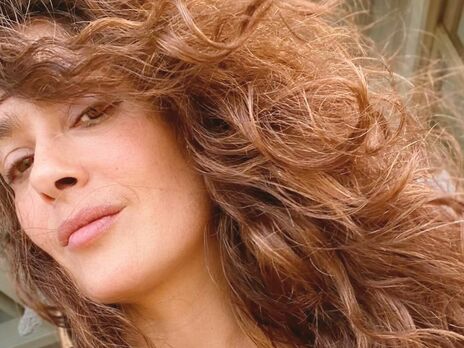 54-летняя Хайек перед камерой развела ноги