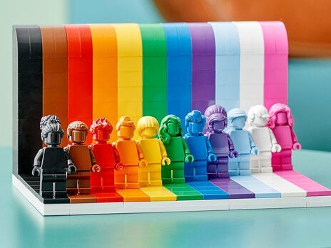 Lego презентовал ЛГБТ-набор из 10 бесполых фигур и одной, которая является мужчиной в женском образе
