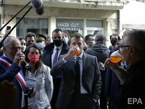 Макрон поднял бокал в честь открытия ресторанов после карантина под 