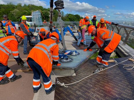 Пешеходный мост в Киеве открыли после очередного ремонта стеклянных участков