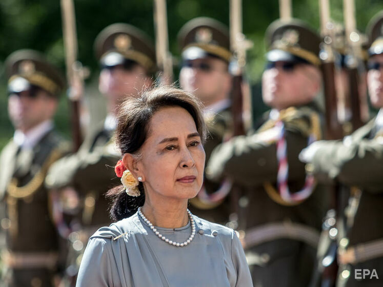 Скинута військовими лідерка М'янми вперше особисто постала перед судом. Адвокати стверджували, що вона мала здоровий вигляд