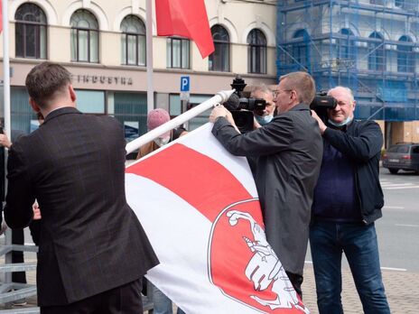 У Ризі прапор Білорусі замінили на біло-червоно-білий. У відповідь Мінськ висилає посла Латвії й увесь персонал посольства