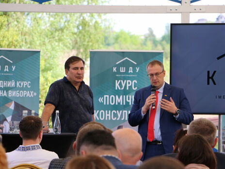 Саакашвілі (ліворуч на фото) і Геращенко виступили на зустрічі випускників КШДУ