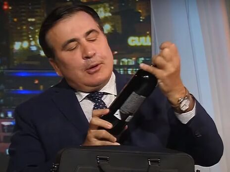 Саакашвили принес две бутылки вина