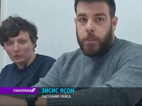 Белорусский телеканал показал трех человек, которые сошли с самолета Ryanair в Минске. В авиакомпании предполагали, что это агенты КГБ