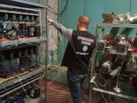 Незаконно під'єдналися до електромереж. Поліція виявила у Дніпропетровській області майнінг-ферму