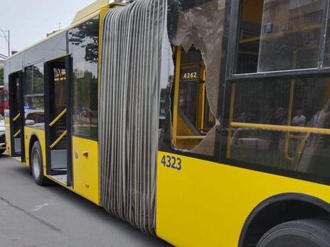 В Киеве мужчина бросил в троллейбус 