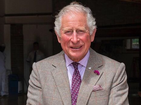 Принца Чарльза сфотографировали в грязных штанах и куртке с рваными карманами