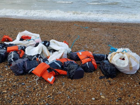 На пляже в Британии обнаружили почти тонну кокаина