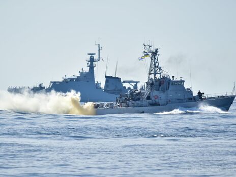 Кораблі України та Великобританії в Чорному морі тренувалися маневрувати й відбивати атаки. Фоторепортаж