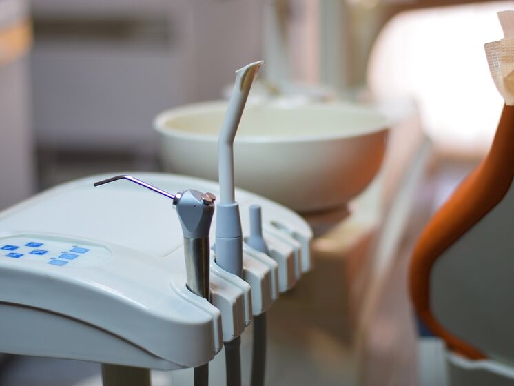 В Ірпені у стоматклініці школярці видалили 12 зубів. Її матір стверджує, що це зробили без дозволу