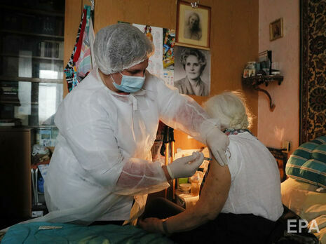 В Минздраве отметили, что приоритет на вакцинацию будет предоставляться пожилым людям