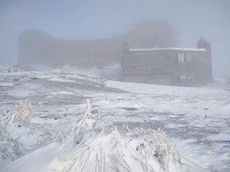 На горі Піп Іван Чорногірський випав сніг