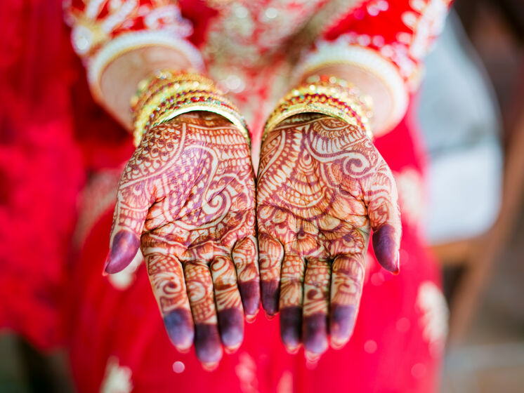 В Индии во время свадьбы умерла невеста. Замуж выдали ее сестру