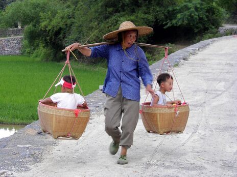 Влада Китаю дозволила сім'ям своїх громадян заводити трьох дітей