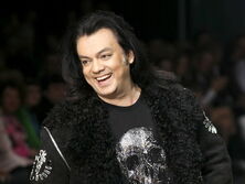 "Перебор в одежде", "Превратился в шута". В сети комментируют "фривольное" фото Киркорова с пуделем, стоящим на задних лапах