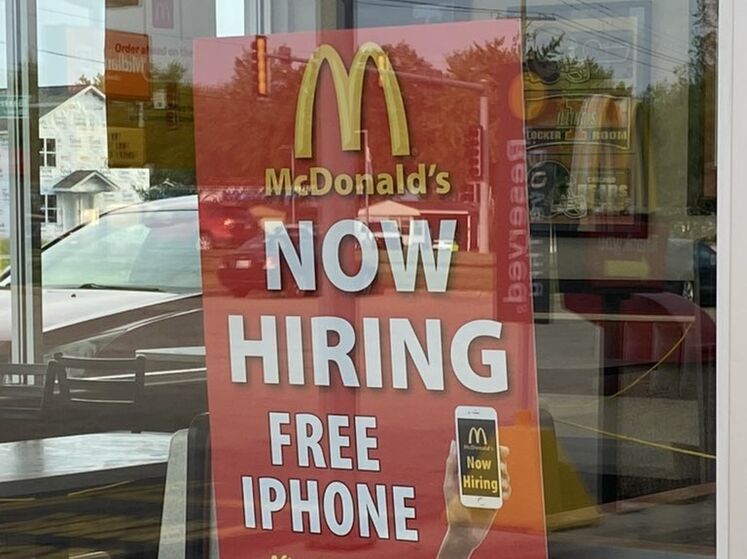 Ресторани McDonald's у США відчувають кадровий голод. Нових співробітників залучають роздаванням iPhone – Business Insider