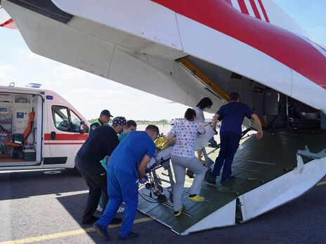 Из Запорожья в Киев санавиацией доставили трехлетнюю девочку. У нее поражено 90% легких