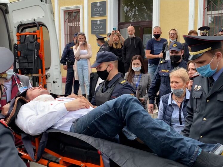 В Беларуси подозреваемый в "массовых беспорядках" в суде попытался перерезать себе горло и потерял сознание