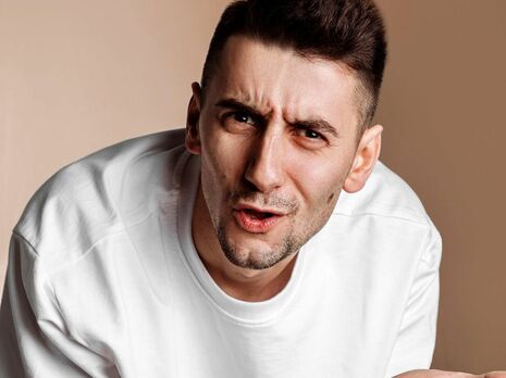 Эллерт показал стонущую возле кровати в белье Мишину. Видео