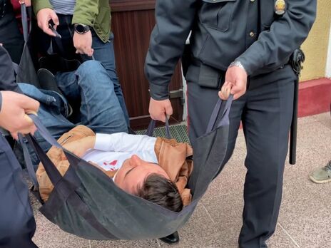 Лікарі розповіли про стан жителя Мінська, який намагався перерізати горло в будівлі суду