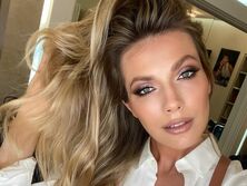 "Только не говорите, что это сделал муж". Поклонников возмутило поведение мужчины, толкнувшего Паперную лицом в торт