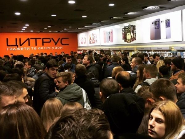 В Украине желающие купить "официальный" iPhone 7 занимали очередь в магазин с ночи. Видео