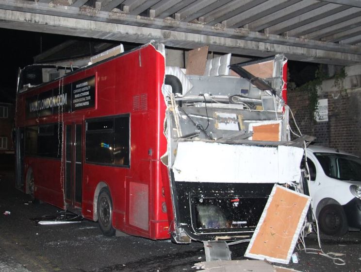 В Лондоне двухэтажный автобус врезался в железнодорожный мост, пятеро госпитализированы