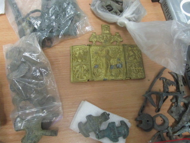В Волынской области задержали контрабандистов, пытавшихся вывезти около 600 предметов старины
