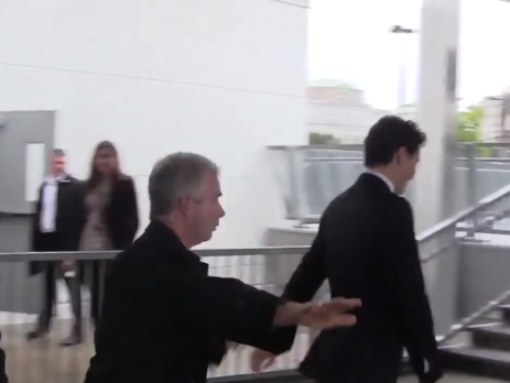 Активистка бросила тыквенные семечки в Трюдо. Видео