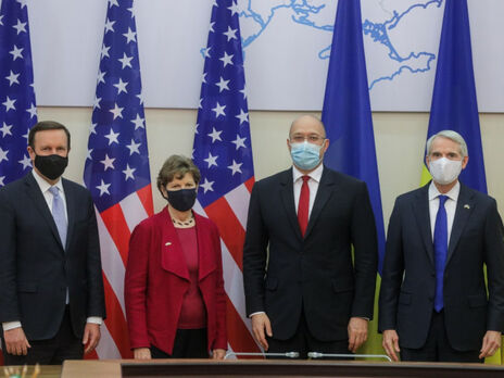 Завершення будівництва "Північного потоку 2" загрожує безпеці не тільки України, але й усієї Європи, зазначив Шмигаль (другий праворуч) на зустрічі з сенаторами США