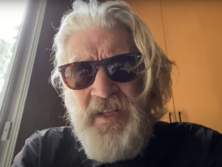 "Мог ли он выглядеть круче?". 75-летний Дэвид Линч удивил поклонников неожиданным видом