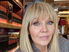 "Лифчик на пиджак? О времена, о нравы". В сети обсуждают образ "нарядной" Валерии