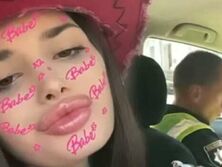 "В Россию у...бываем". Подозреваемая в погроме гостиничного номера блогер заявила, что "съ...бывает из Украины"