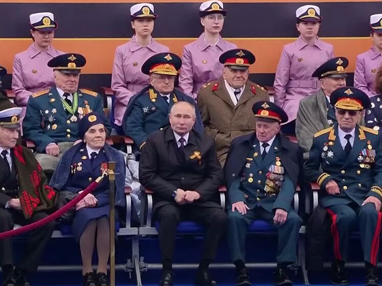 У Москві шахраї виманили $5 тис. у ветерана, який сидів на параді поруч із Путіним