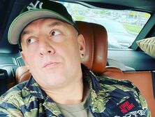 "Любовь тебя апгрейдит". В новом сольном клипе Потап снялся босиком в смирительной рубашке. Видео