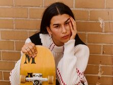 "Пропаганда жоп", "Папа должен пошутить по такому случаю". Падчерица Урганта засветила в американском метро ягодицы