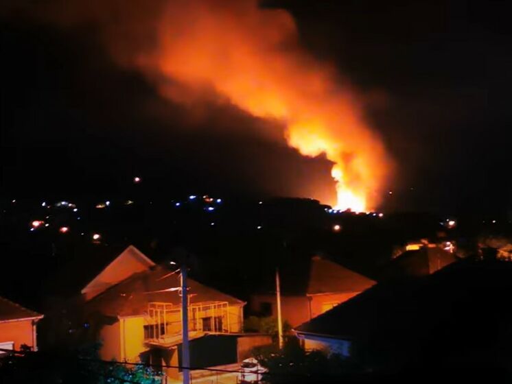 В Сербии ночью начался пожар и взрывы на складах боеприпасов. Видео