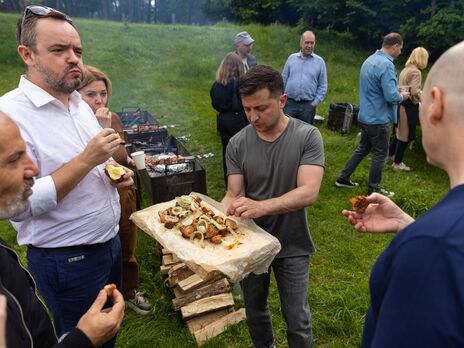 Зеленский пригласил украинских журналистов на пикник с шашлыками
