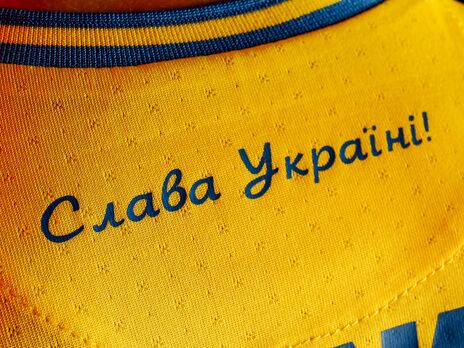 Надпись "Слава Украине!" размещена на задней части футболки