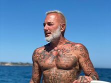 Итальянский "танцующий миллионер" Вакки объяснил, почему вакцинировался от коронавируса в Сербии