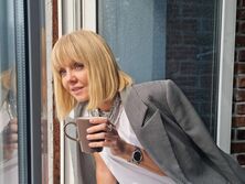 "Выглядит смешно и нелепо", "Пиджак убогий". В сети раскритиковали новый образ Валерии