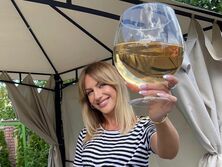 "Вот это бокальчик, можно и нырнуть!" Никитюк поздравила родителей с рубиновой свадьбой