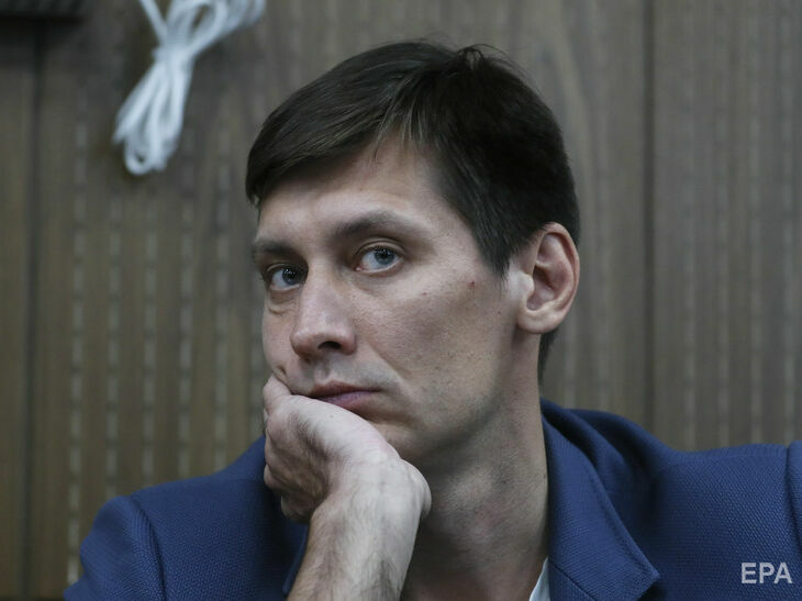 В Москве оштрафовали уехавшего из страны оппозиционера Гудкова из-за акции в поддержку Навального