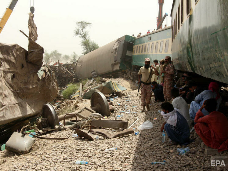 В Пакистане возросло число жертв столкновения поездов