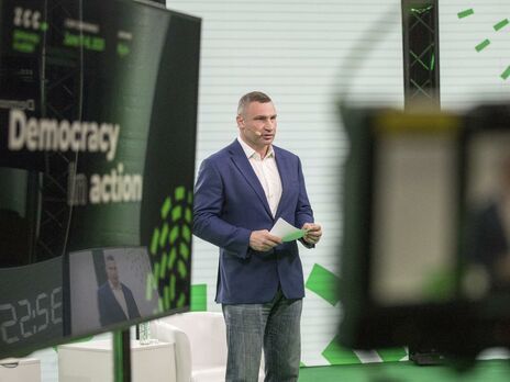 Кличко виступив на антикорупційній конференції, в якій брав участь Зеленський. Мер Києва приїхав туди велосипедом