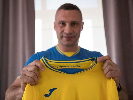 Кличко в новій формі збірної України з футболу заявив, що вона додає 