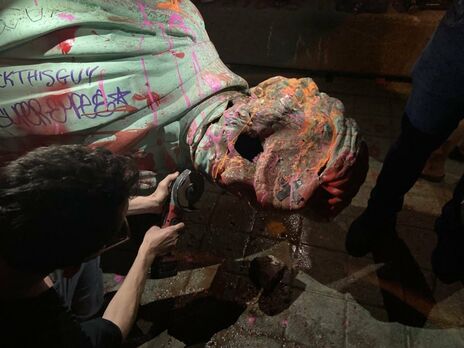 У Торонто повалили статую одного з ідеологів асиміляції дітей корінних народів Канади